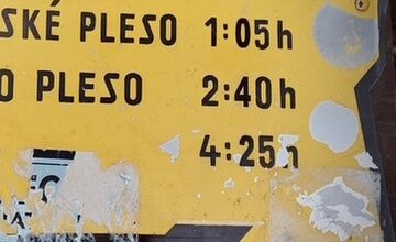 FOTO: Smerovníky nie sú nálepková tabuľa, turisti sa musia vedieť správať