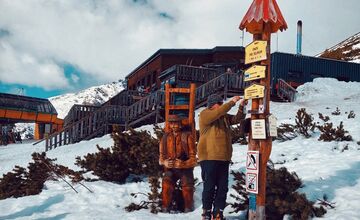 FOTO: Smerovníky nie sú nálepková tabuľa, turisti sa musia vedieť správať