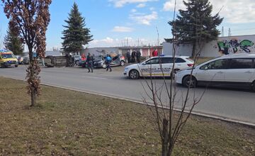 FOTO: V Poprade skončilo auto prevrátené na boku