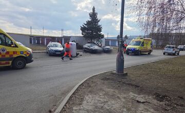 FOTO: V Poprade skončilo auto prevrátené na boku