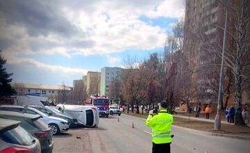 FOTO: V Poprade skončilo auto prevrátené na boku