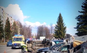 FOTO: V Poprade skončilo auto prevrátené na boku