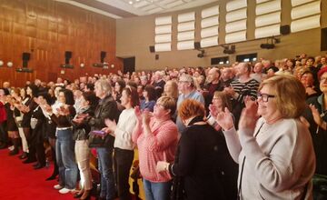 FOTO: Divadlo Komédie vystúpilo pred divákmi v Snine a Trebišove, v Rožňave to skončilo fiaskom