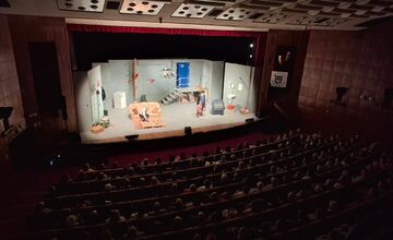 FOTO: Divadlo Komédie vystúpilo pred divákmi v Snine a Trebišove, v Rožňave to skončilo fiaskom