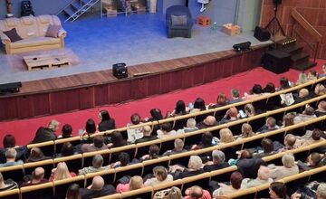 FOTO: Divadlo Komédie vystúpilo pred divákmi v Snine a Trebišove, v Rožňave to skončilo fiaskom