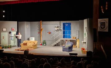 FOTO: Divadlo Komédie vystúpilo pred divákmi v Snine a Trebišove, v Rožňave to skončilo fiaskom