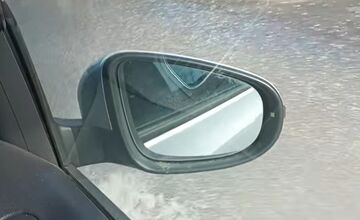 FOTO: Záplava na Sekčove komplikuje dopravu