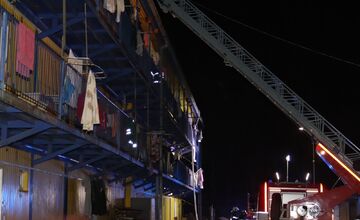 FOTO: Požiar bytovky vo Svidníku, zasahovali tri hodiny