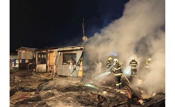 FOTO: Veľký Šariš si pripomína rok od tragického požiaru v miestnej osade