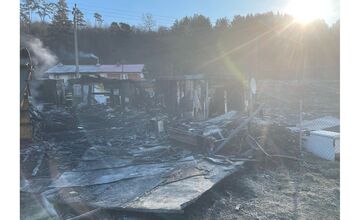 FOTO: Veľký Šariš si pripomína rok od tragického požiaru v miestnej osade