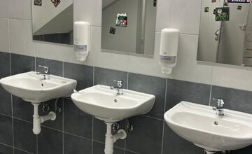 FOTO: Prešovskí fanúšikovia po derby s Košicami zničili toalety Košickej Futbalovej Arény