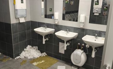 FOTO: Prešovskí fanúšikovia po derby s Košicami zničili toalety Košickej Futbalovej Arény