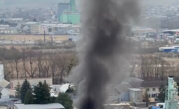 FOTO: Akčné pondelkové ráno v Prešove. Na Kútoch došlo k požiaru vozidla