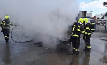 FOTO: Akčné pondelkové ráno v Prešove. Na Kútoch došlo k požiaru vozidla