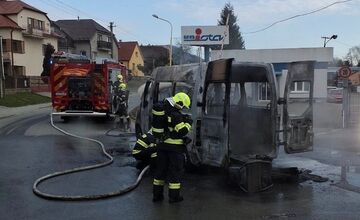 FOTO: Akčné pondelkové ráno v Prešove. Na Kútoch došlo k požiaru vozidla