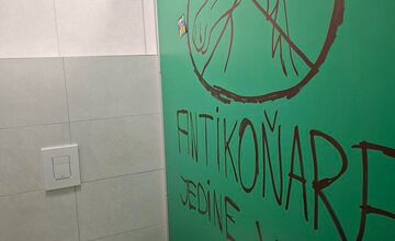 FOTO: K zničeným toaletám po zápase v Košiciach sa vyjadrila aj Futbal Tatran Aréna