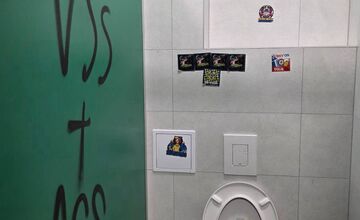 FOTO: K zničeným toaletám po zápase v Košiciach sa vyjadrila aj Futbal Tatran Aréna