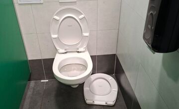 FOTO: K zničeným toaletám po zápase v Košiciach sa vyjadrila aj Futbal Tatran Aréna