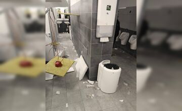 FOTO: K zničeným toaletám po zápase v Košiciach sa vyjadrila aj Futbal Tatran Aréna