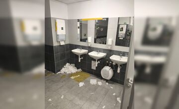 FOTO: K zničeným toaletám po zápase v Košiciach sa vyjadrila aj Futbal Tatran Aréna