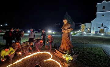 FOTO: Na viacerých miestach Prešovského kraja si veriaci prešli Extrémnu krížovú cestu