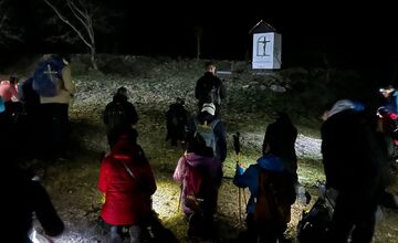 FOTO: Na viacerých miestach Prešovského kraja si veriaci prešli Extrémnu krížovú cestu