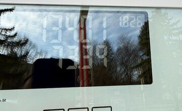 FOTO: Na stojane viac, na kase menej. Vodič popísal zvláštne tankovanie