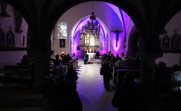 FOTO: Na viacerých miestach Prešovského kraja si veriaci prešli Extrémnu krížovú cestu