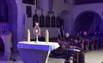 FOTO: Na viacerých miestach Prešovského kraja si veriaci prešli Extrémnu krížovú cestu