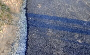 FOTO: ulica na brehu pokladka asfaltu