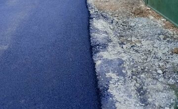 FOTO: ulica na brehu pokladka asfaltu