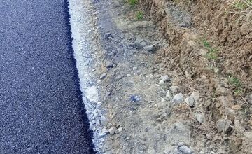 FOTO: ulica na brehu pokladka asfaltu