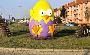 FOTO: Humenné rozkvitlo do Veľkej noci. Zajačiky, vajíčka aj farby