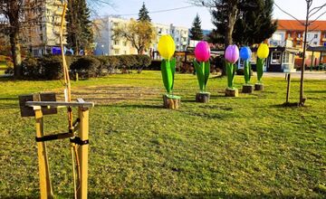 FOTO: Humenné rozkvitlo do Veľkej noci. Zajačiky, vajíčka aj farby