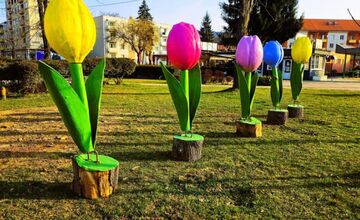 FOTO: Humenné rozkvitlo do Veľkej noci. Zajačiky, vajíčka aj farby