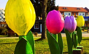 FOTO: Humenné rozkvitlo do Veľkej noci. Zajačiky, vajíčka aj farby
