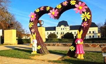 FOTO: Humenné rozkvitlo do Veľkej noci. Zajačiky, vajíčka aj farby