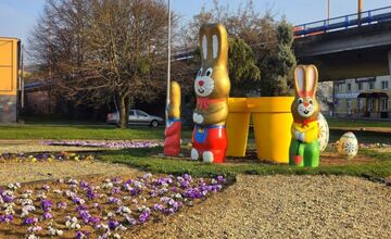 FOTO: Humenné rozkvitlo do Veľkej noci. Zajačiky, vajíčka aj farby