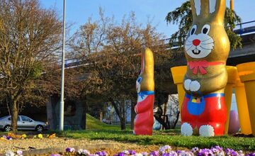 FOTO: Humenné rozkvitlo do Veľkej noci. Zajačiky, vajíčka aj farby