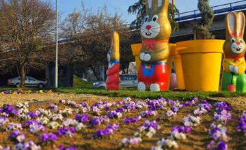FOTO: Humenné rozkvitlo do Veľkej noci. Zajačiky, vajíčka aj farby