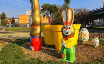 FOTO: Humenné rozkvitlo do Veľkej noci. Zajačiky, vajíčka aj farby