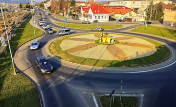 FOTO: Humenné rozkvitlo do Veľkej noci. Zajačiky, vajíčka aj farby