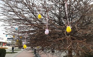 FOTO: Humenné rozkvitlo do Veľkej noci. Zajačiky, vajíčka aj farby