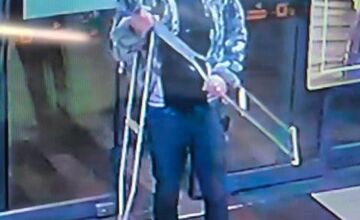 FOTO: Z prenajatého bytu v Trnave zmizli spotrebiče, polícia pátra po žene a mužovi