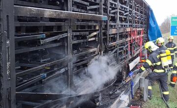 FOTO: Na diaľnici pri Hendrichovciach horel kamión