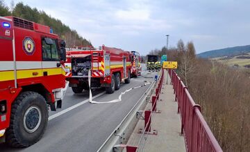 FOTO: Na diaľnici pri Hendrichovciach horel kamión