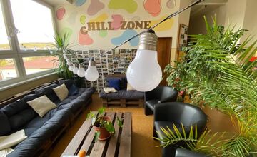 FOTO: Študenti menia školy. Pripravujú chill zóny aj kino pod nebom