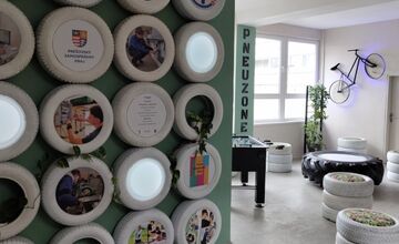 FOTO: Študenti menia školy. Pripravujú chill zóny aj kino pod nebom