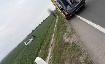 FOTO: Pri Vranove nad Topľou vyletelo auto z cesty, úsek za Vernárom je zablokovaný 