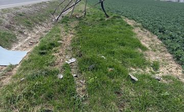 FOTO: Pri Vranove nad Topľou vyletelo auto z cesty, úsek za Vernárom je zablokovaný 